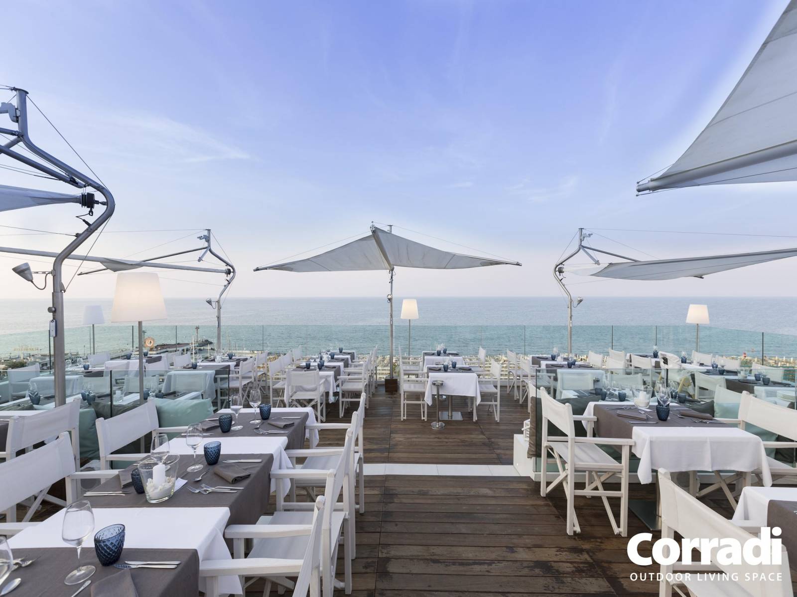 Parasol haut de gamme pour plage privée à Cannes 