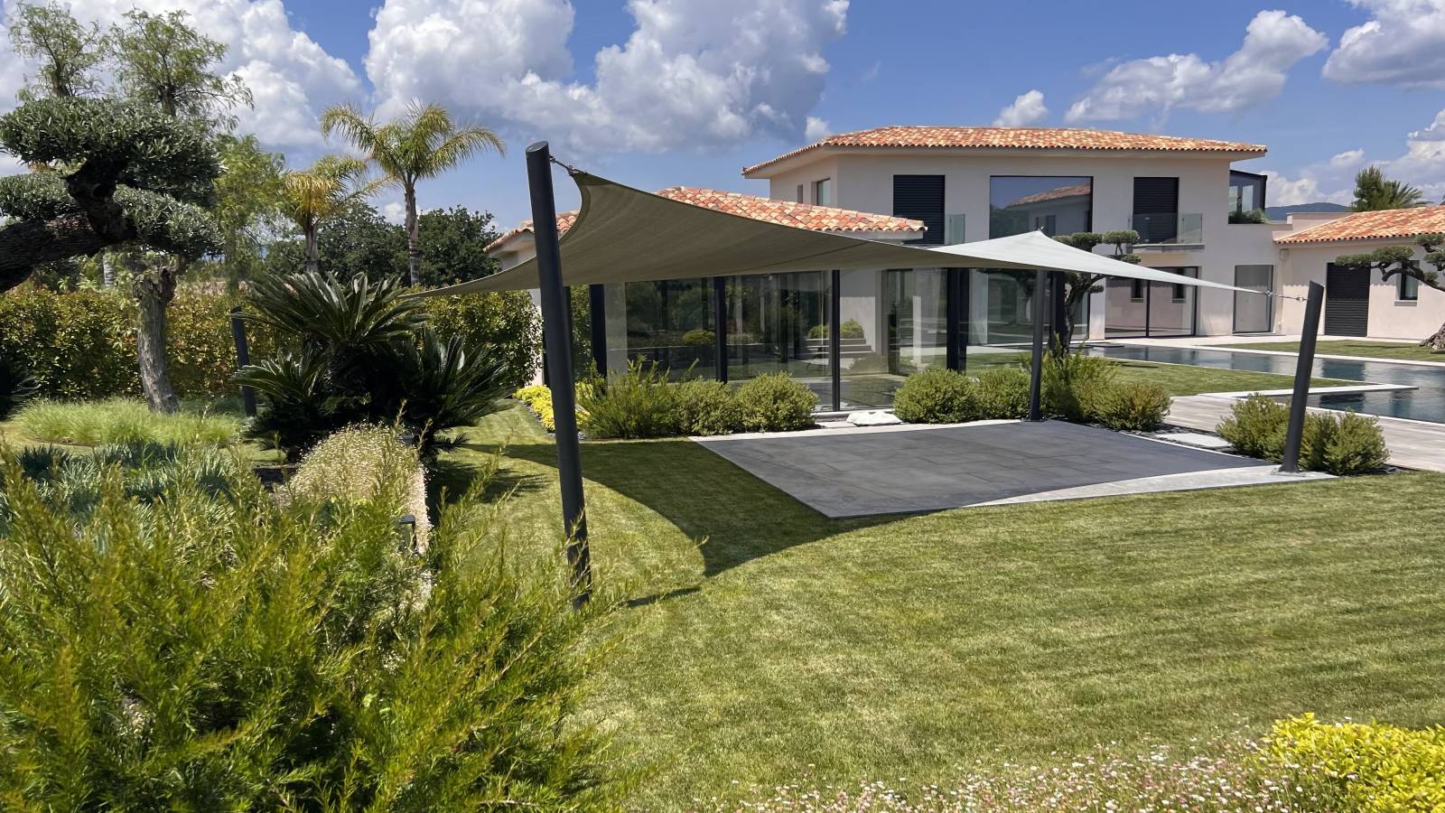 Protection solaire pour espace public dans le Var a Saint tropez 