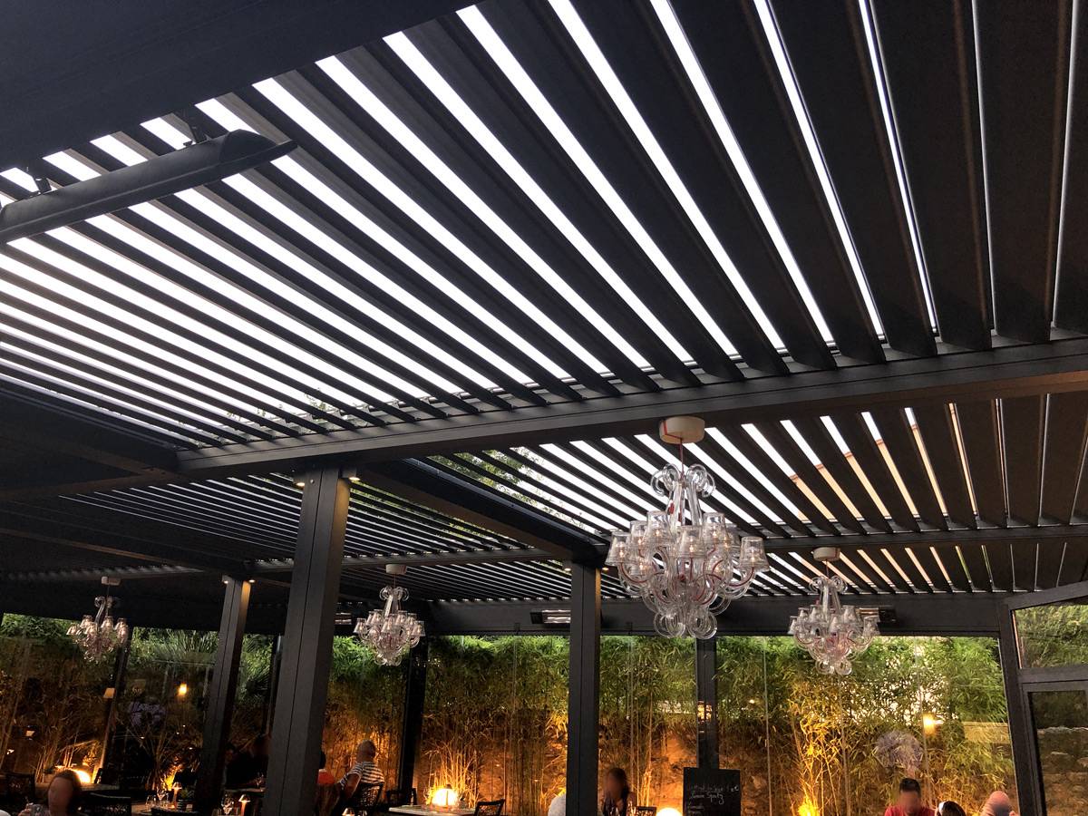 Pergola bioclimatique pour restaurent dans le Var