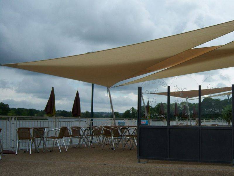 Voile d'ombrage pour plages et restaurants dans le Var.