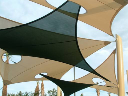 Voile d'ombrage pour espace de jeux ou école dans le Var 