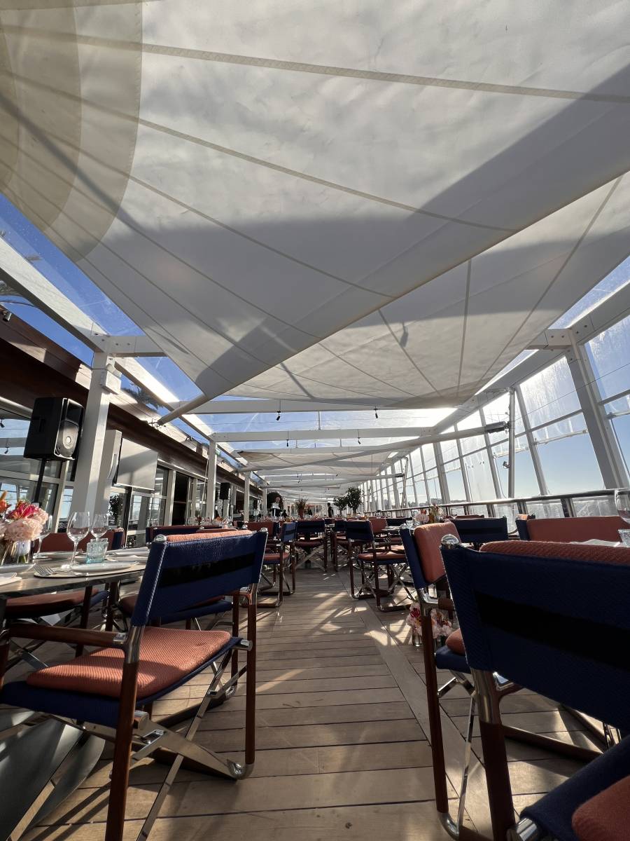Voiles d'ombrage sur la terrasse du restaurant de l'hôtel Martinez à cannes 